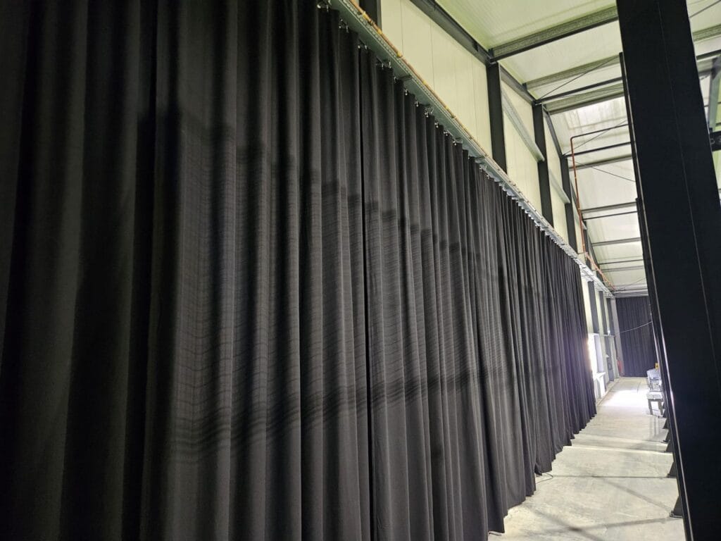 Schallschutz 3 Akoestische gordijnen bij een padelclub