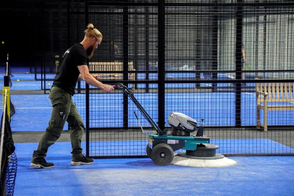 Wartung Indoor Padel Courts 3 Bezemmachine indoor